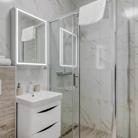 Luxury Evala Τρογκίρ