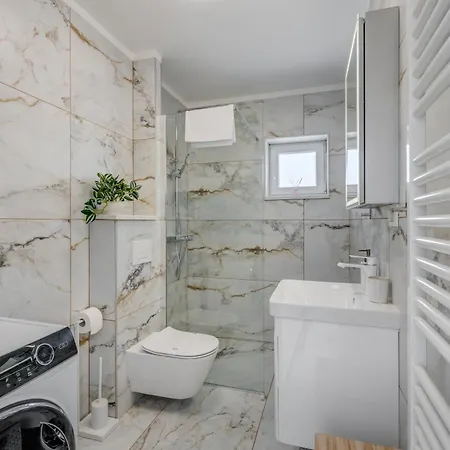 Luxury Evala Τρογκίρ